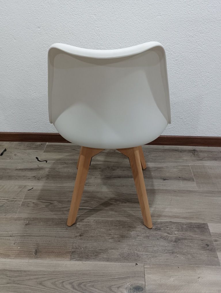 Cadeira branca Ikea