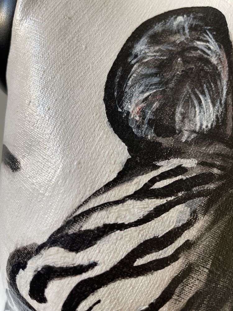 Manekin damski ręcznie malowany obraz czarno biały Zebra