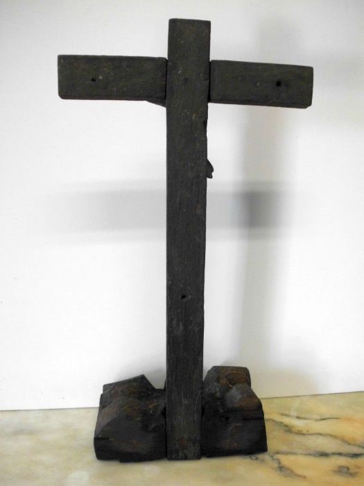 antigo crucifixo em madeira - com caveira na base - Cristo em metal