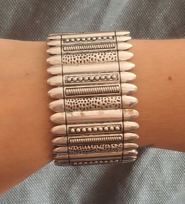 Pulseira larga metal com detalhes