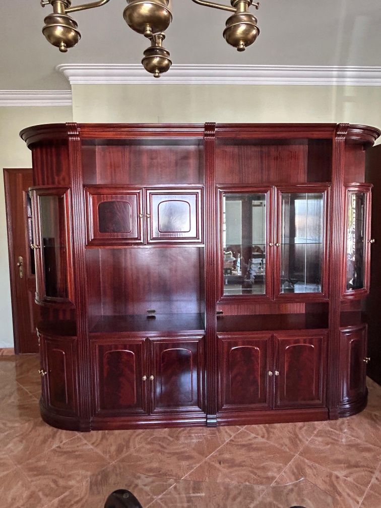 Móvel de sala com cristaleira e bar (mesa e banco)