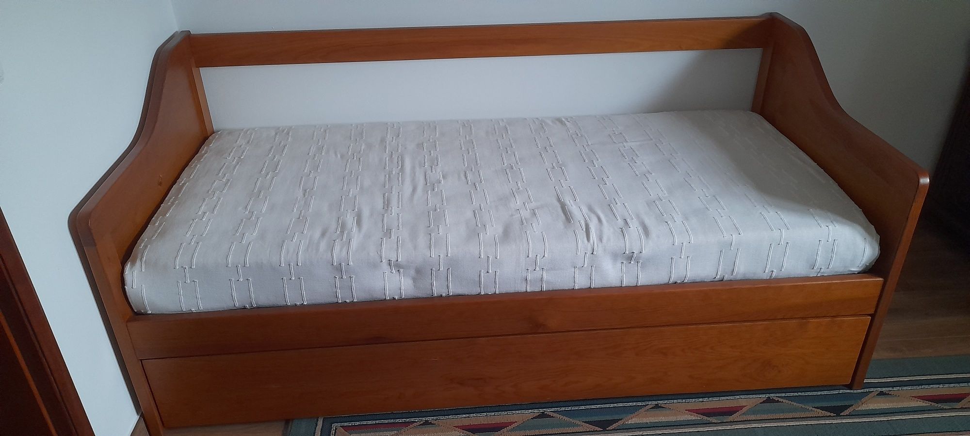 Cama em pinho tratado com 2 colchões