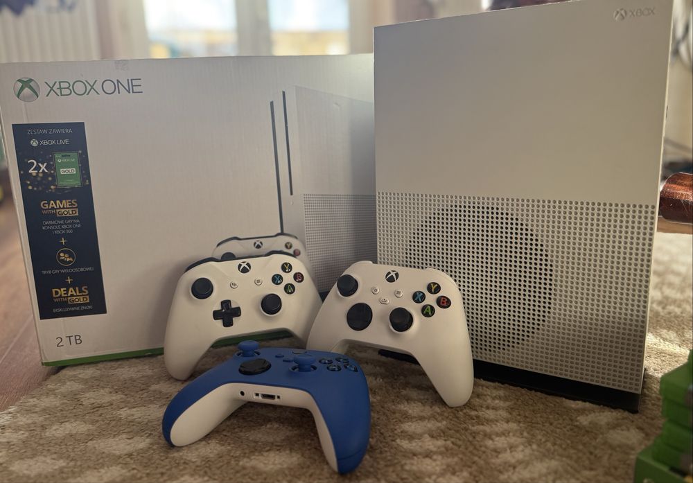 Xbox One S 2TB + 3 pady + gry