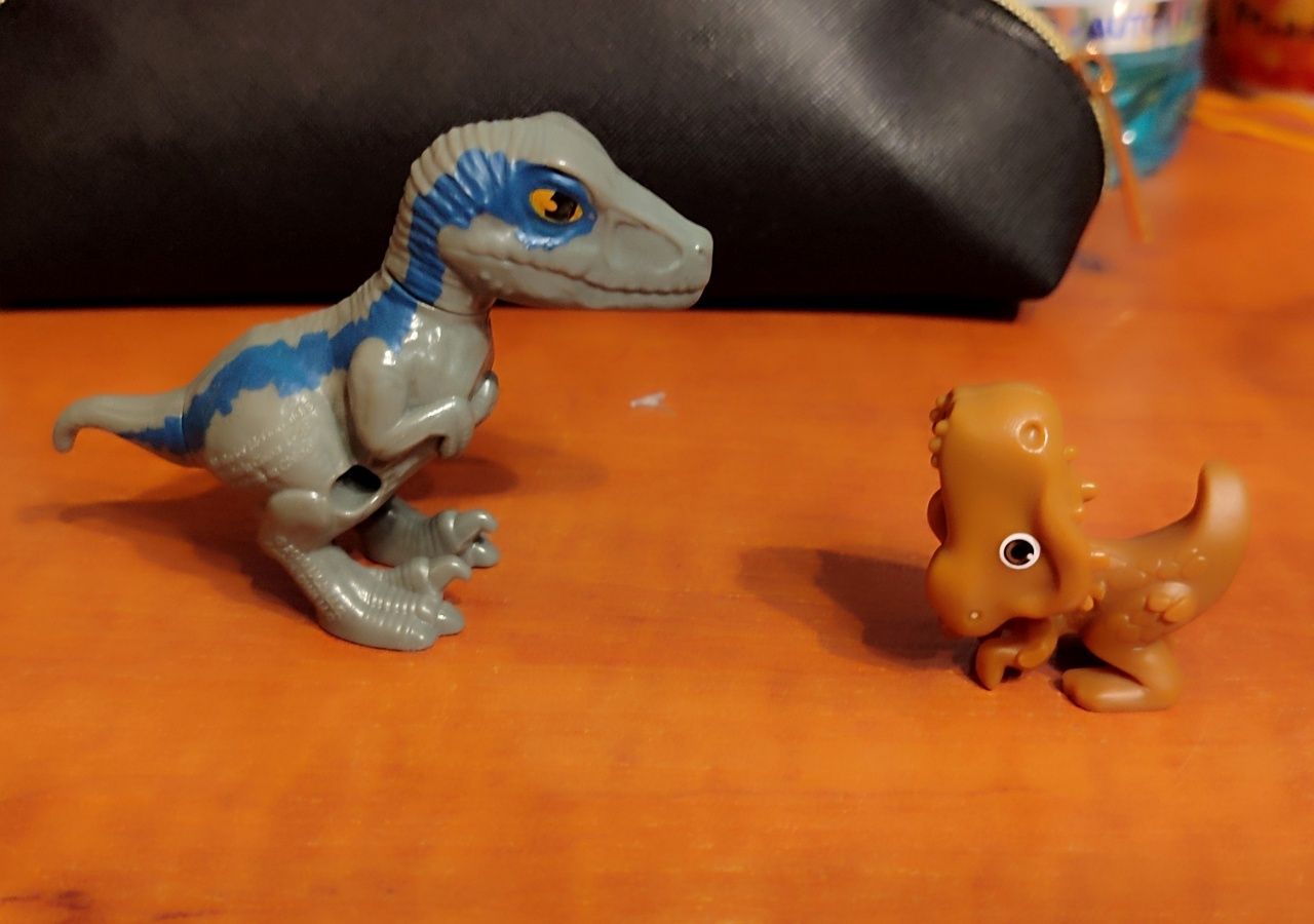 Sprzedam dwa dinozaury.