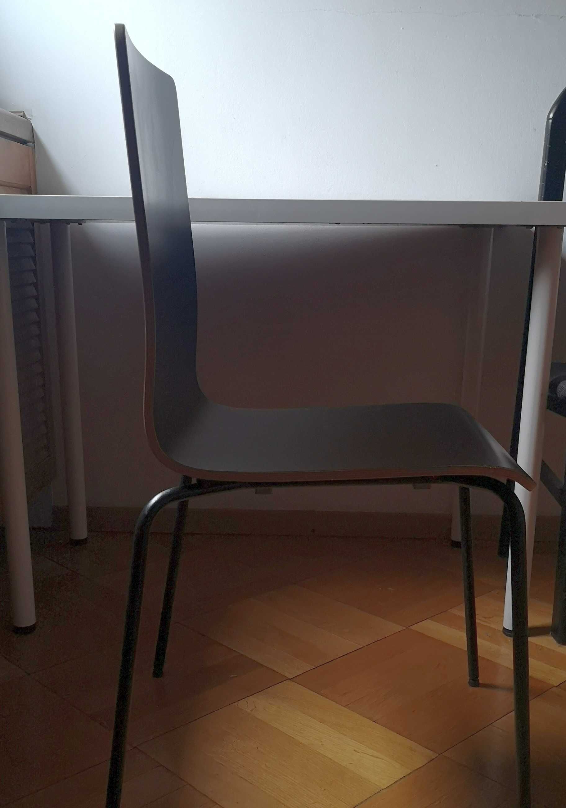 Sprzedam krzesło czarne z litego drewna.