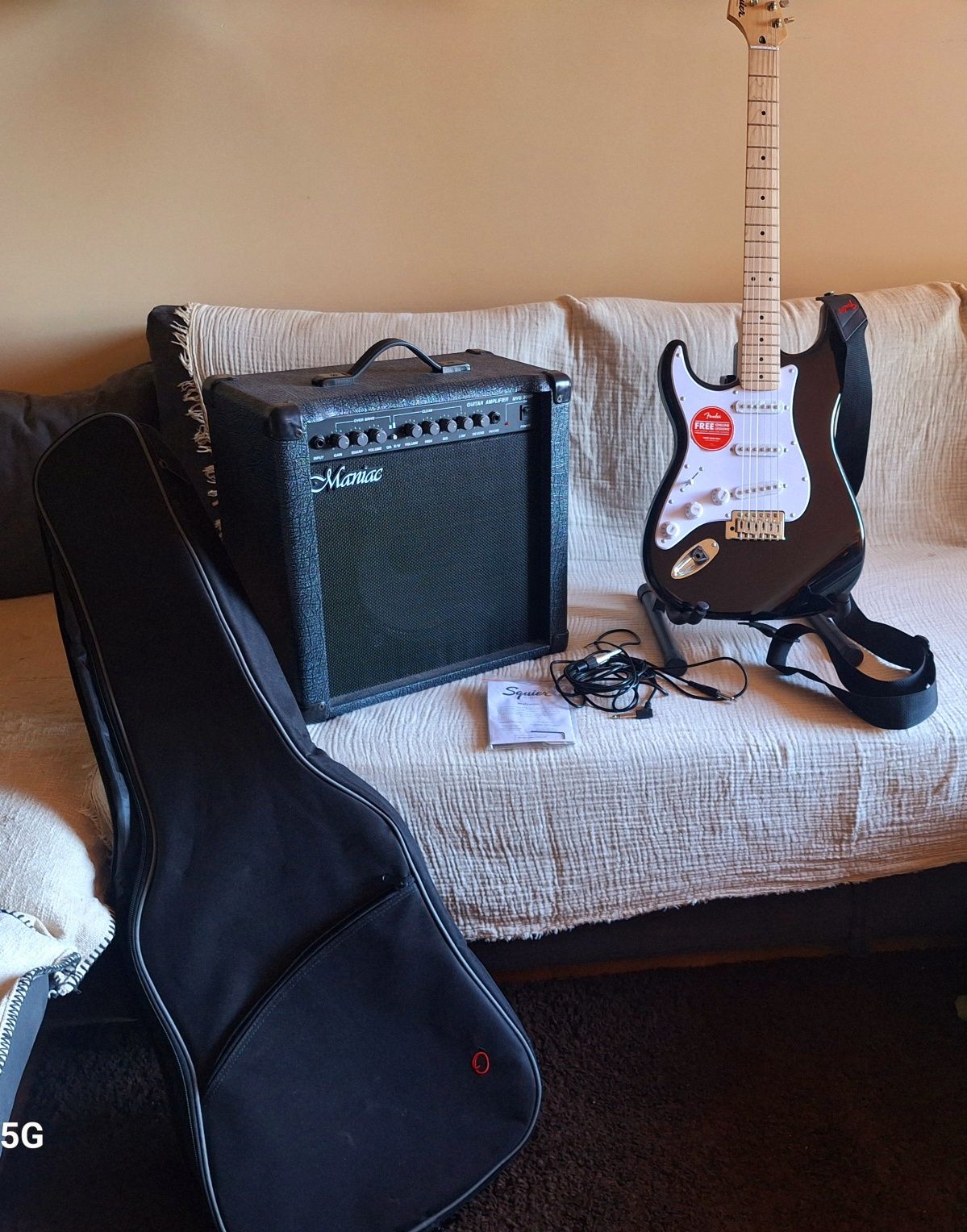 Vendo Squier Guitarra com amplificador e capa para guitarra com alças