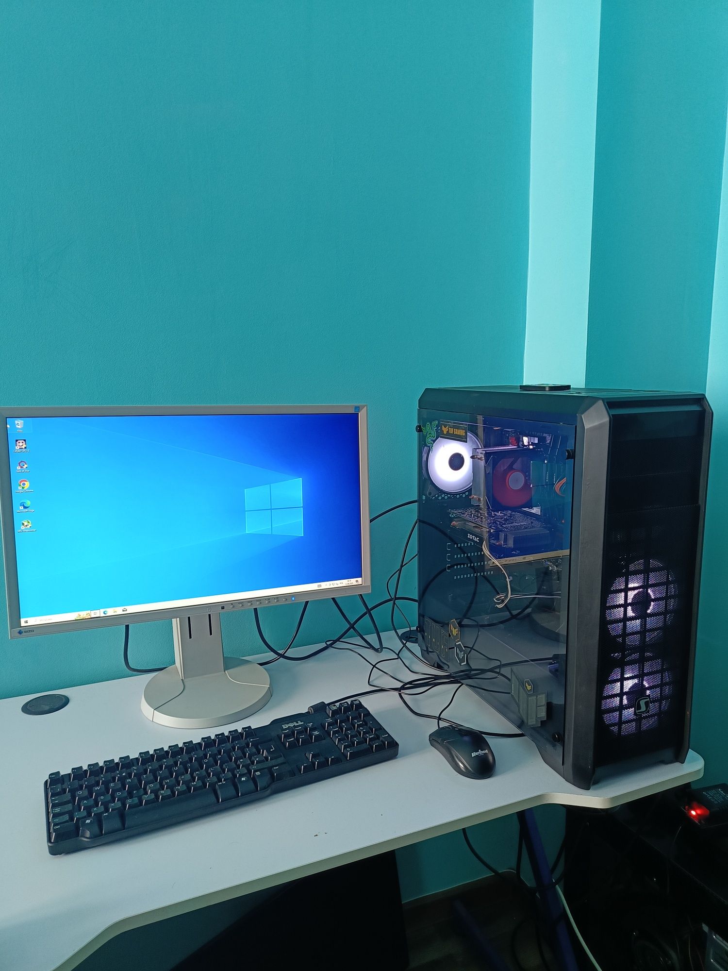 Komputer z Monitorem