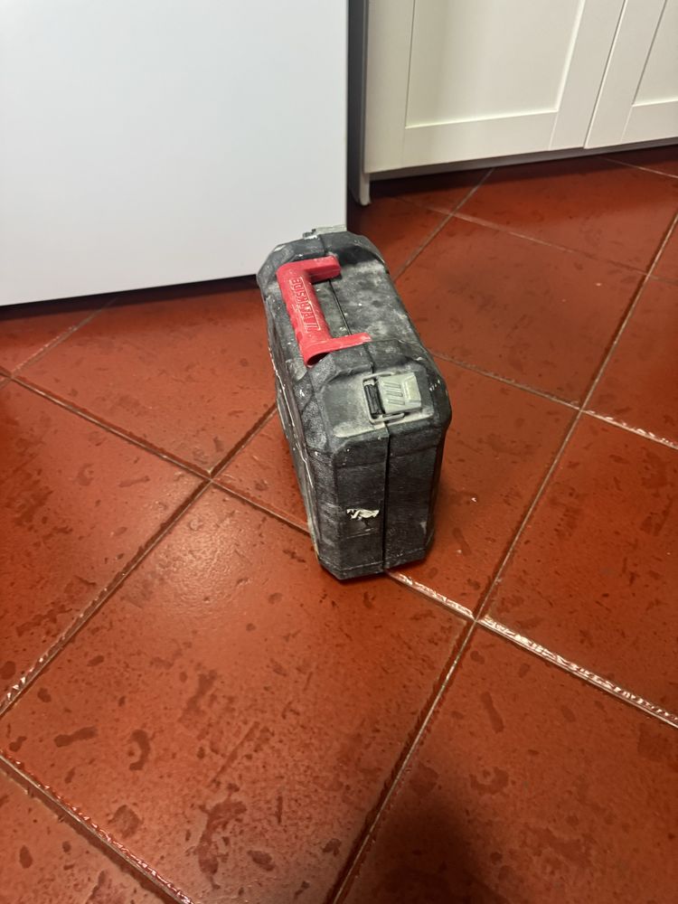 Parafusadeira sem fio com bateria e mala