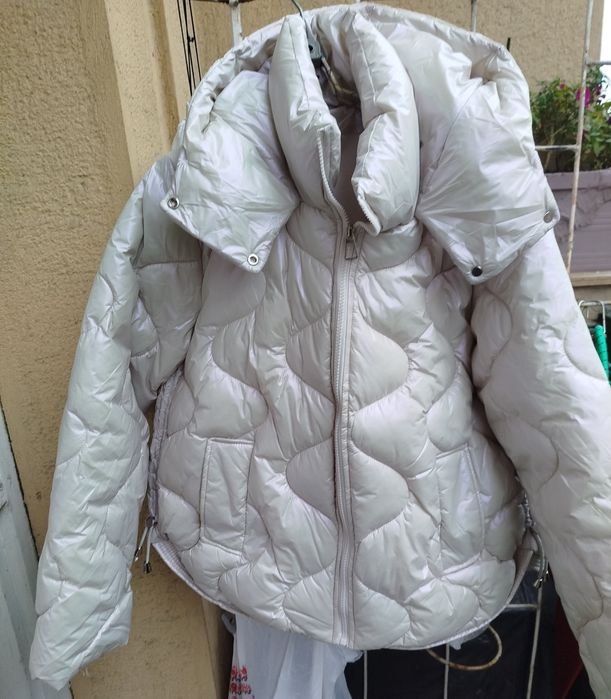 Зимова жіноча куртка з капюшоном