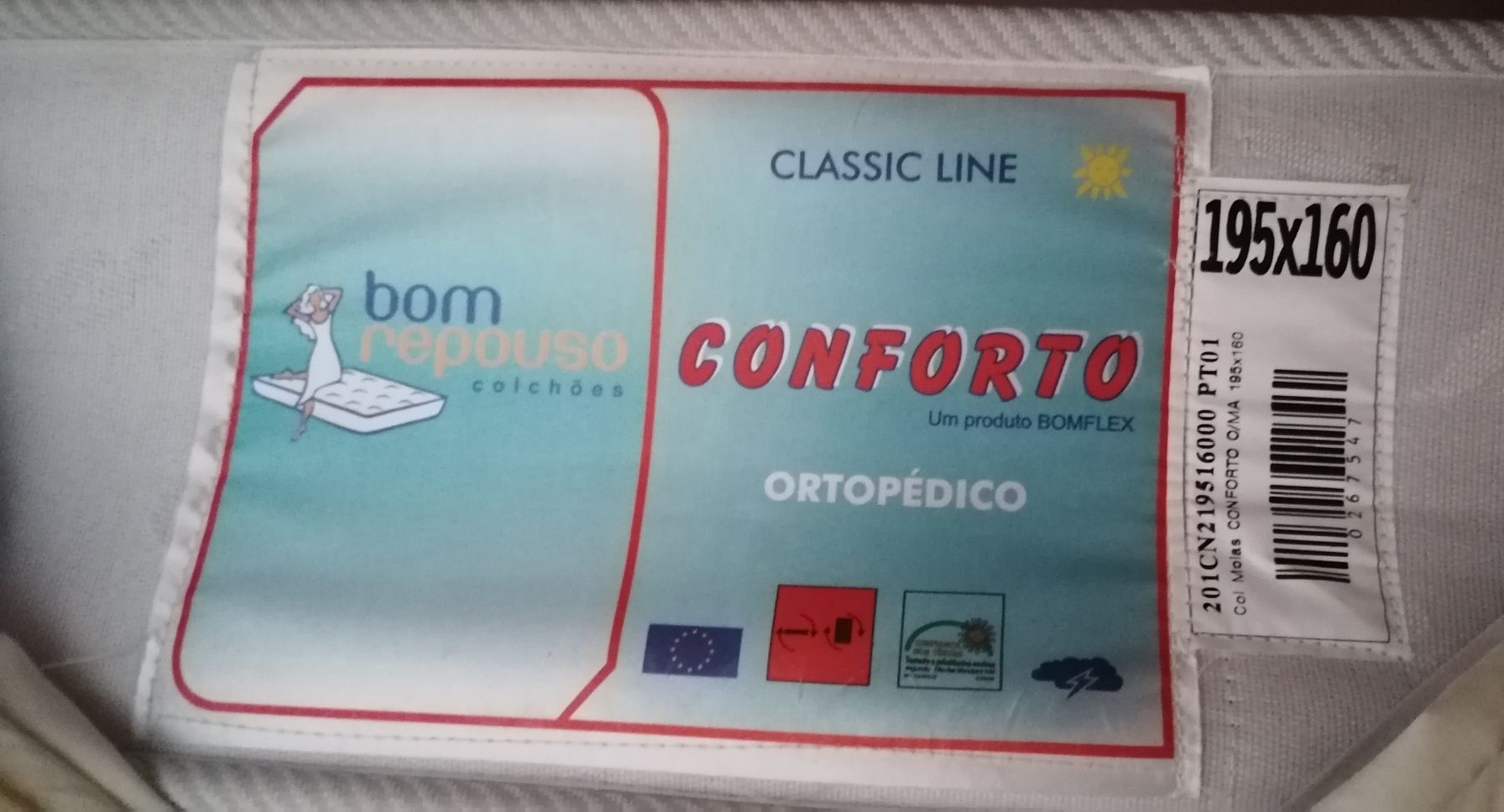 Cama de metal e madeira com colchão ortopédico