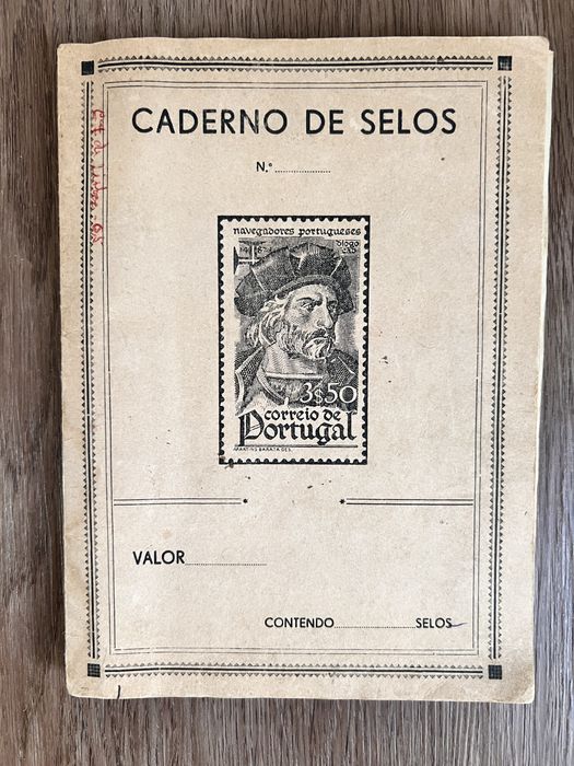 Caderno com mais 330 selos.