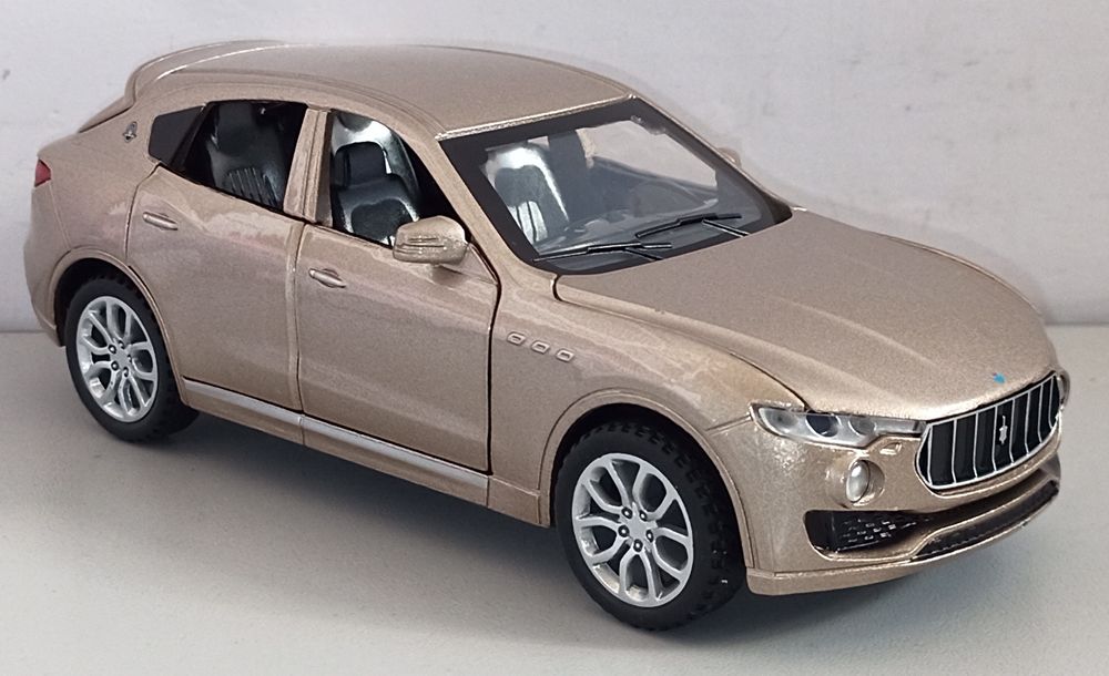 Maserati Levante модель 1:32 Металл звук свет.