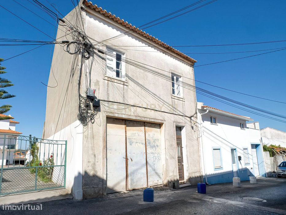 Moradia com excelente potencial no centro da Pederneira – Nazaré