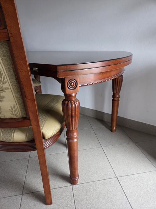 Stylowy stół wraz z 4 krzesłami