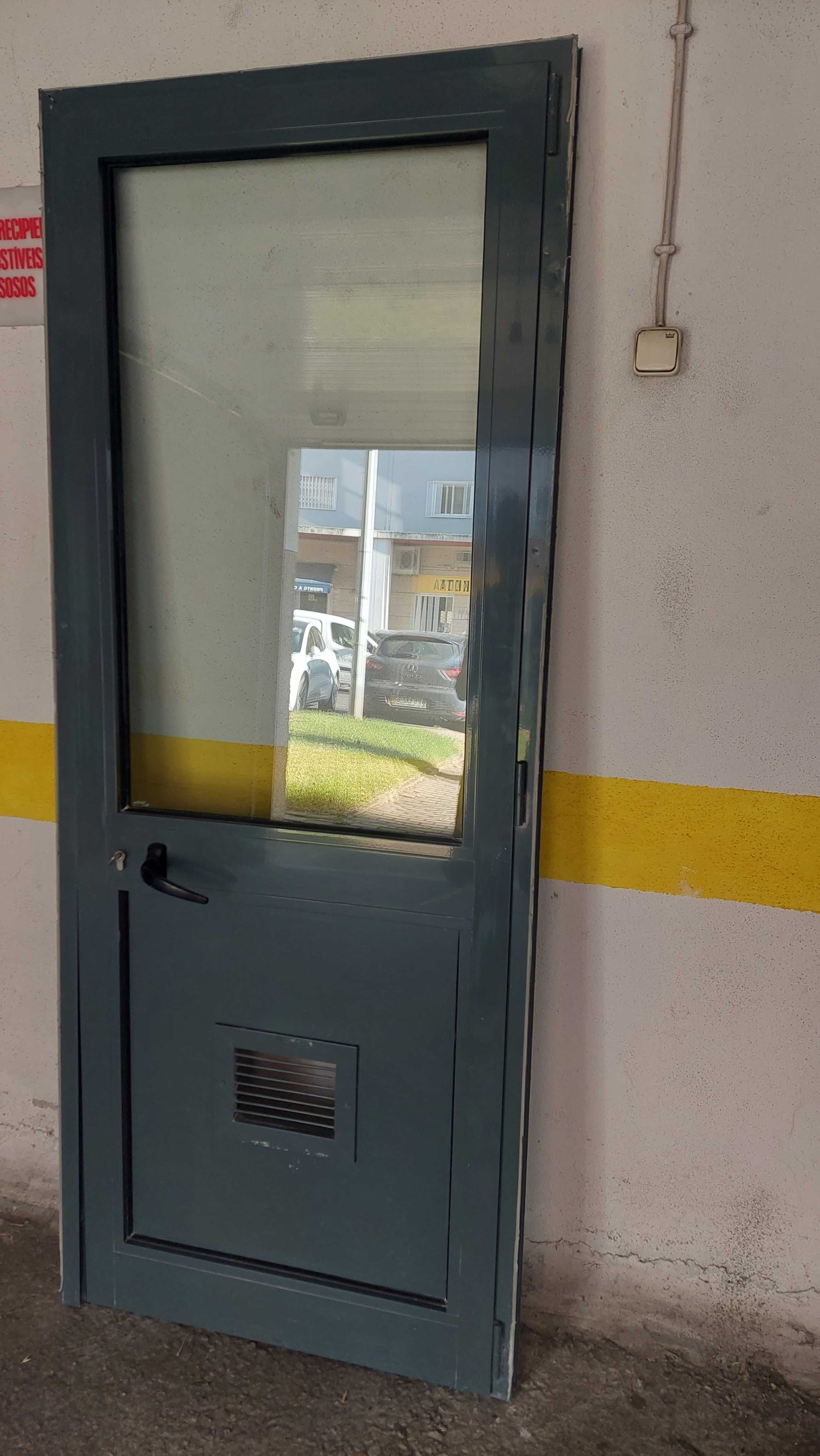 Porta de aluminio  cinza de abrir com aro medida 2,00 x 0,80
