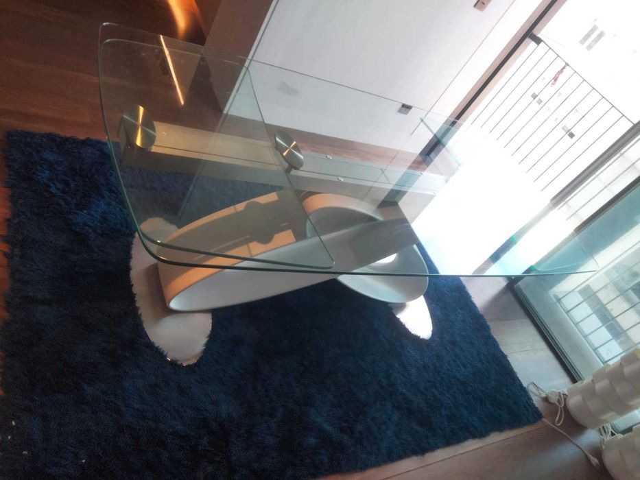 Mesa de Jantar - Tampo em Vidro Temperado - Base Escultural