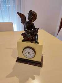 Estátua de anjo decorativa com relógio