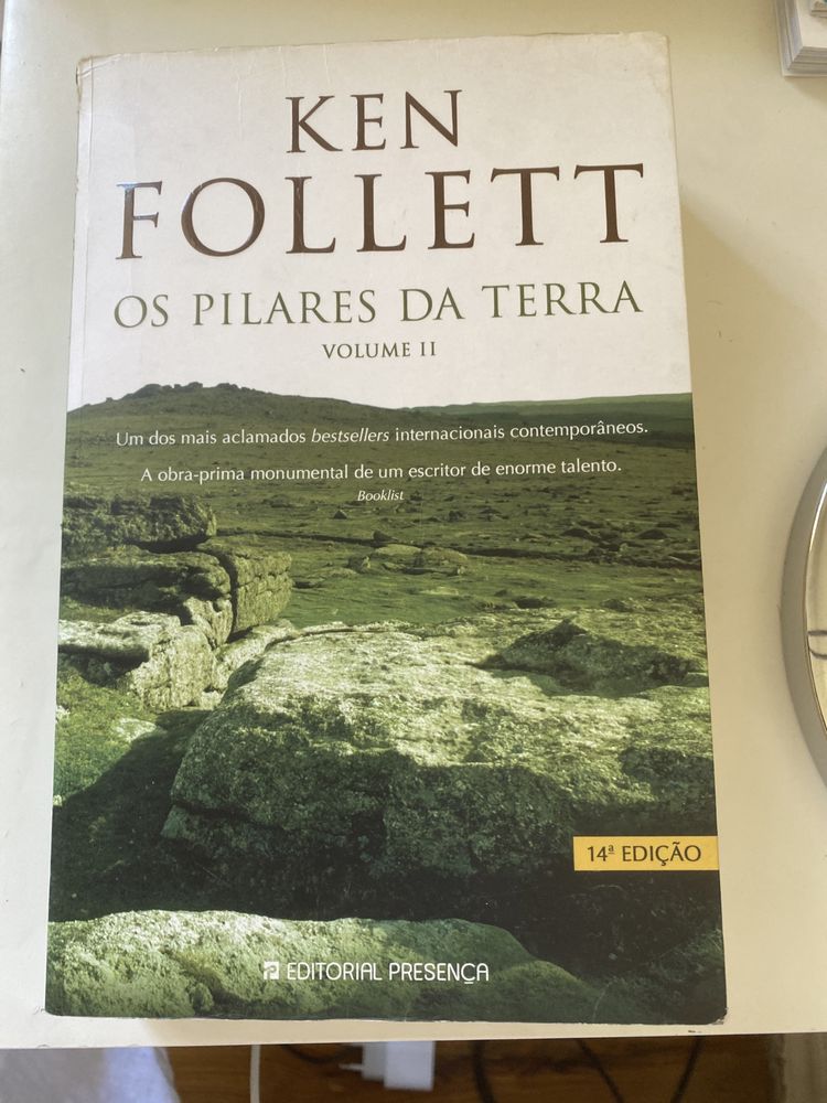Livros variados em português