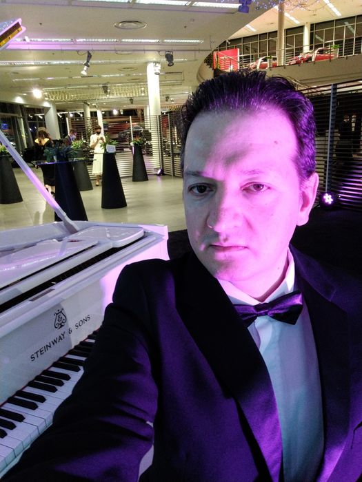 Жива музика. Піаніст, гітарист. Відмінний вибір на романтичний вечір