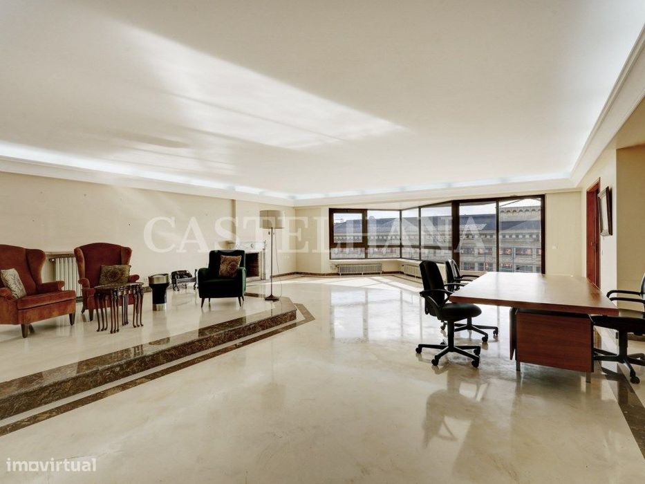 Apartamento T4 com 330m2 no Edifício Via Veneto na Av. João XXI em ...