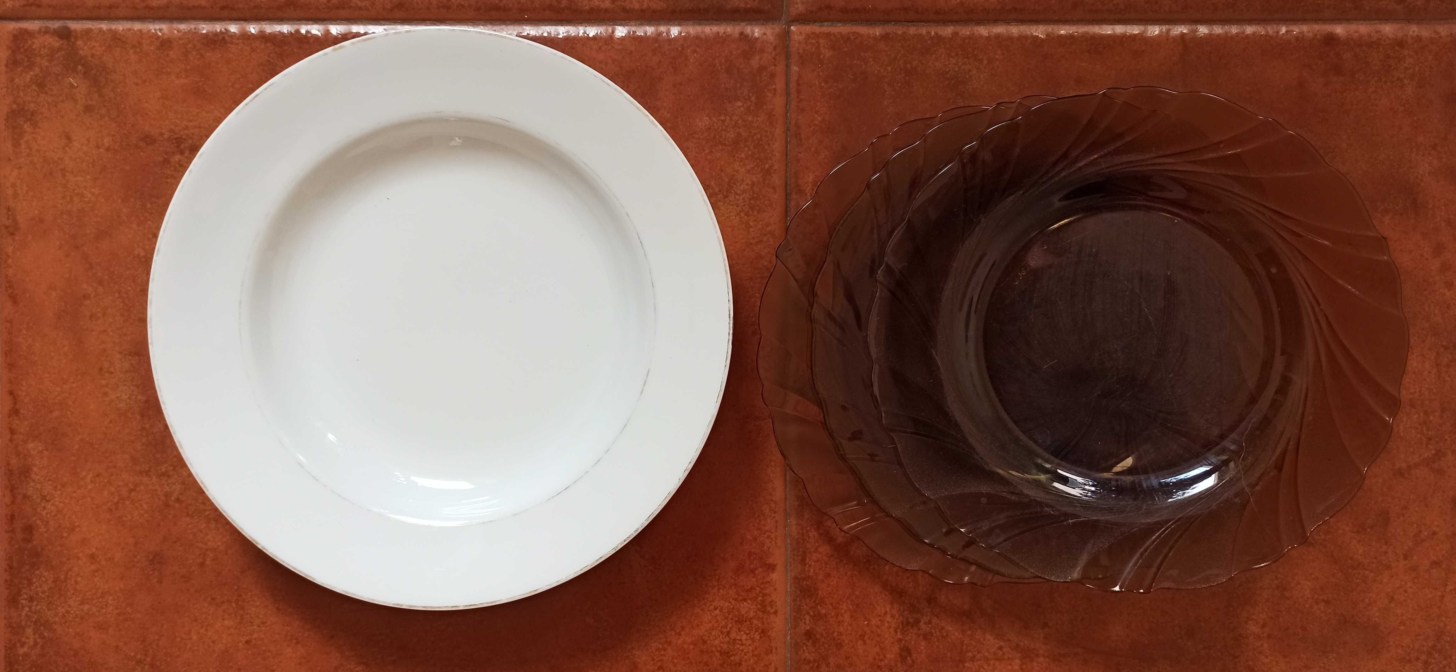 Tudo a 1 euro - Luvas, pratos, cinzeiro, álcool, copos, porta-chaves