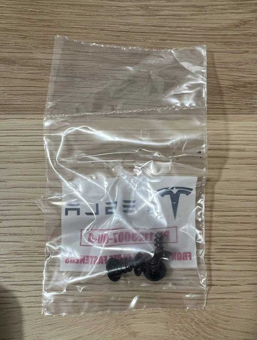 Оригінальний подіум для номерного знака Tesla Model 3