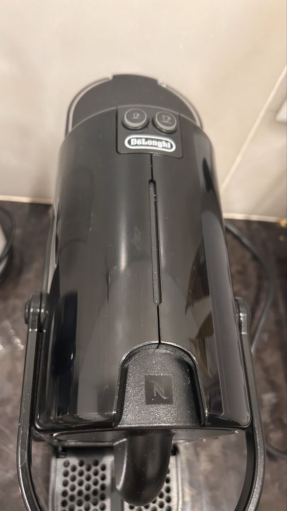 Maquina de Cafè  Nespresso Inissia, fabricada pela DeLonghi.