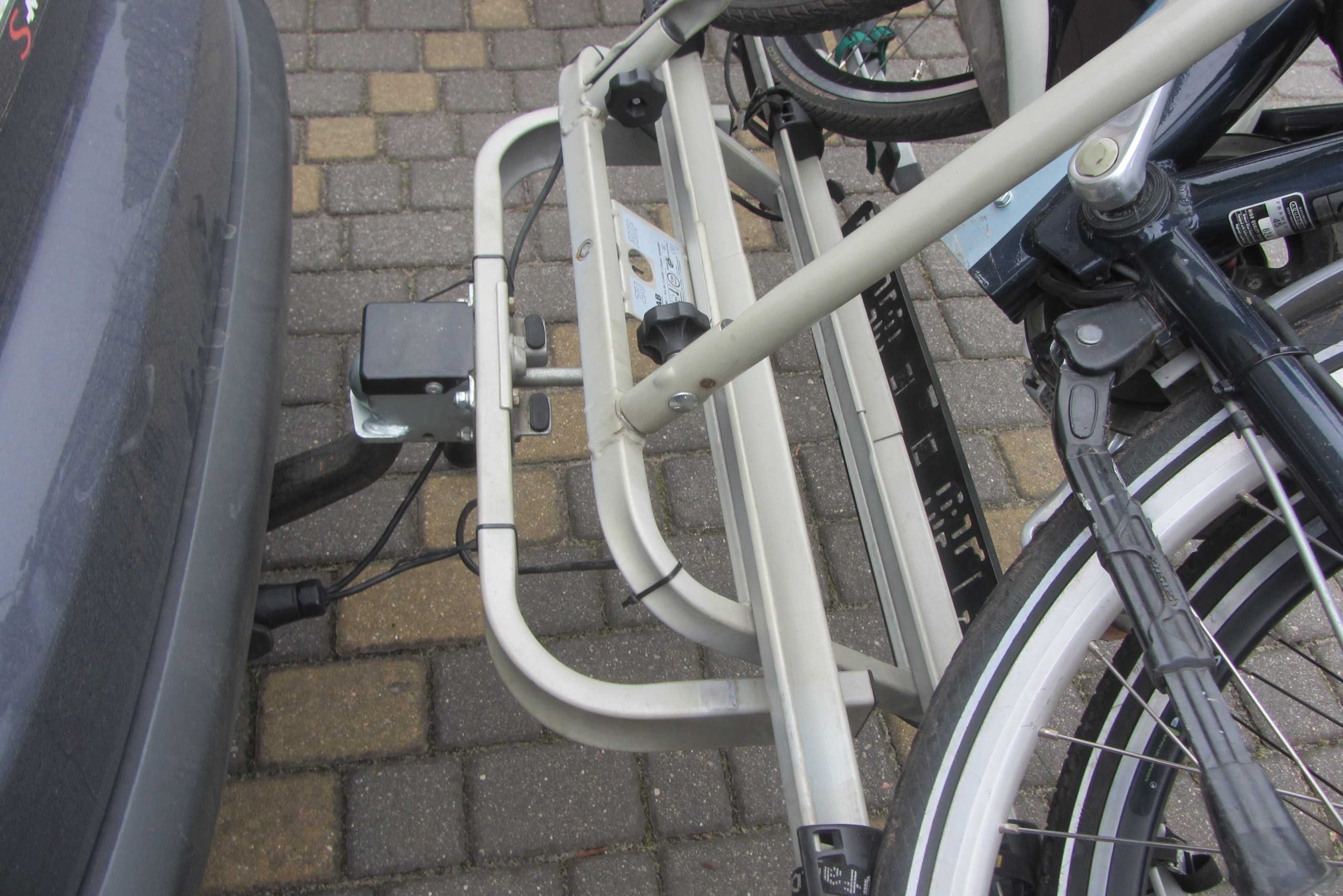 Bagażnik na 3 rowery montowany na hak uchylny