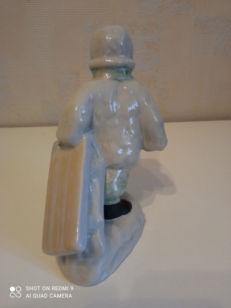 Фарфоровая статуэтка ,,Мальчик с санками,, Полонное - Артель ,,Керамик