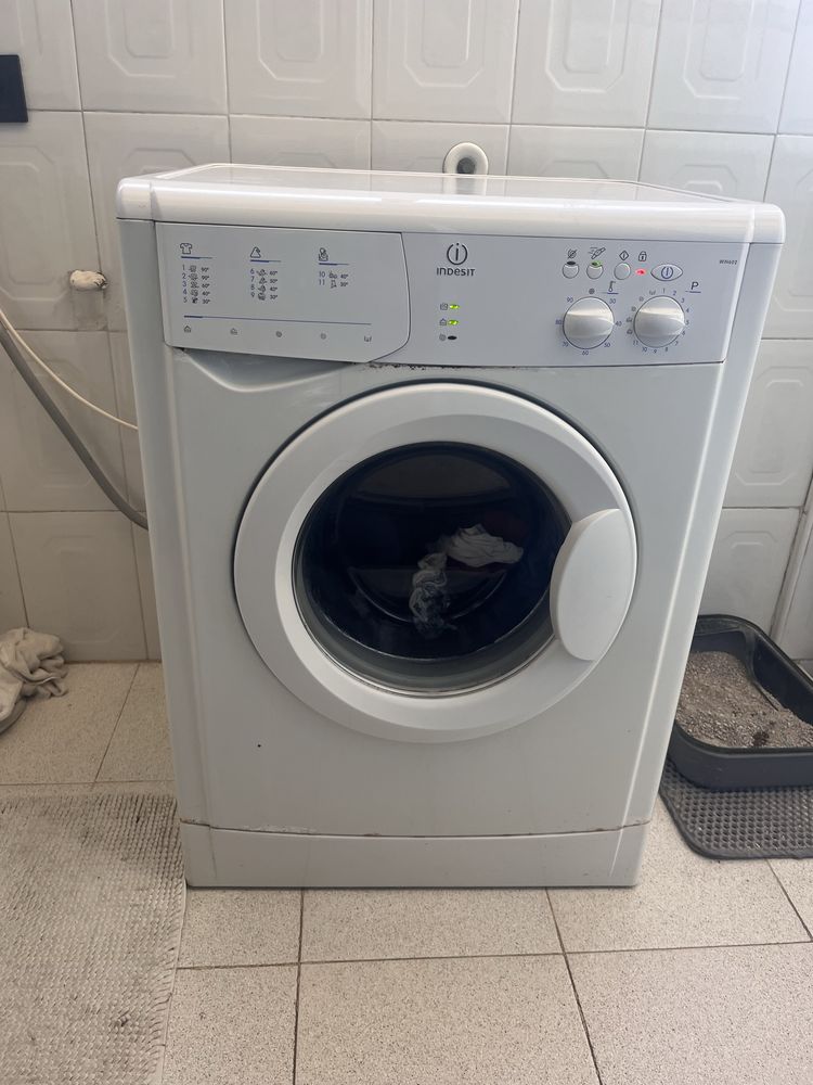 Máquina de Lavar Roupa Indesit WIN 602 – Usada