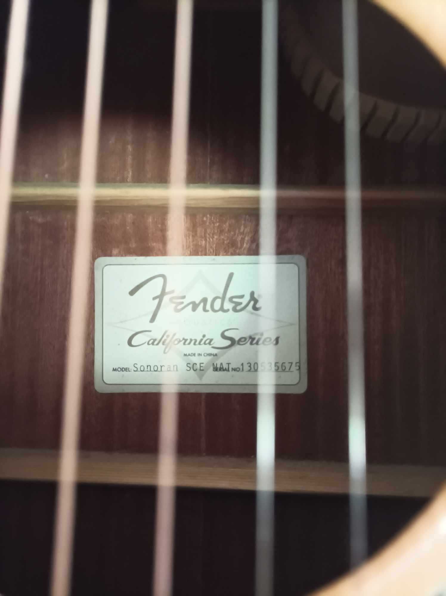 Guitarra Fender Sonoran