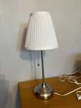 IKEA ARSTID Lampa stołowa nocna niklowana biały klosz stalowa lampka