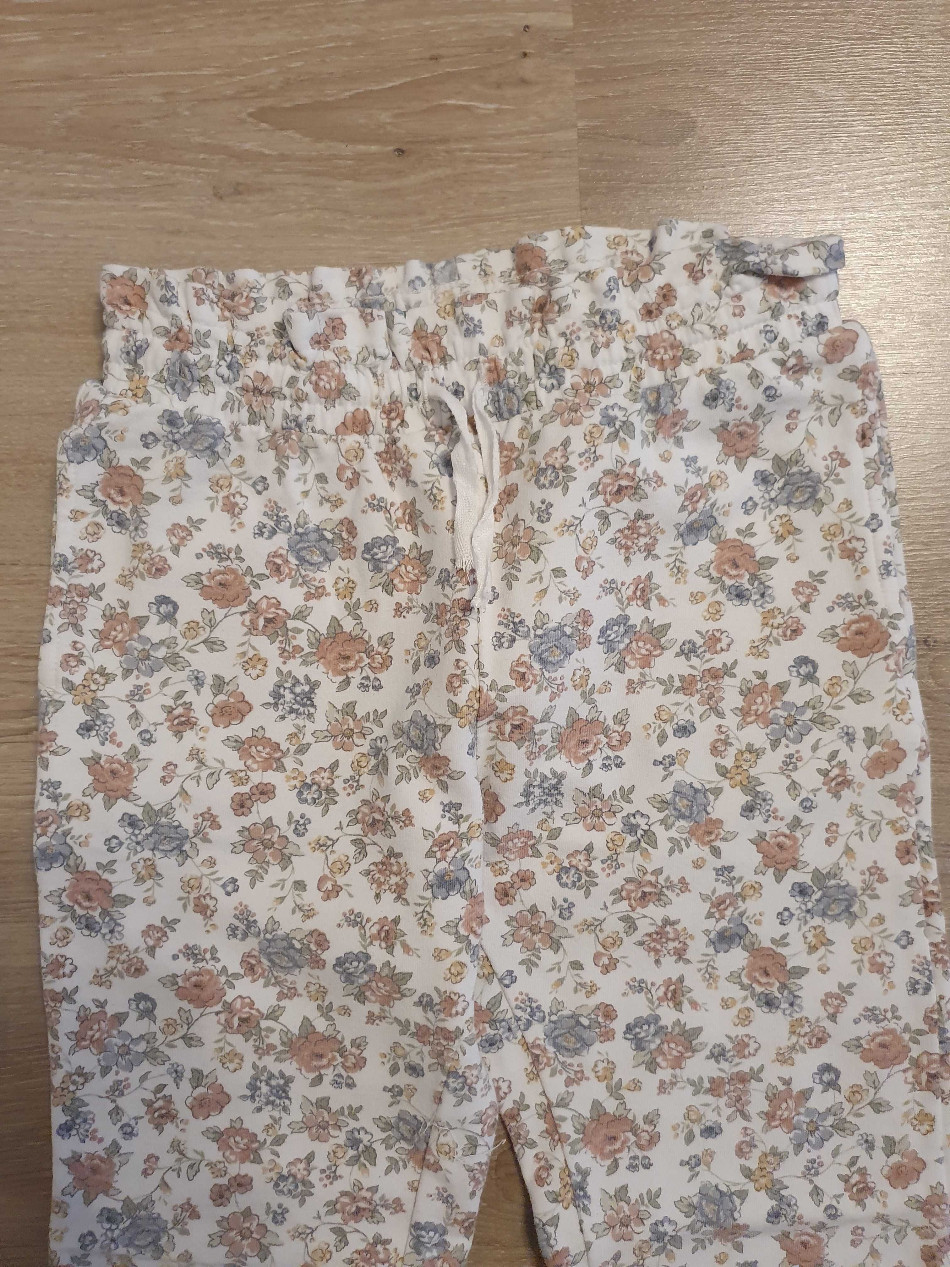 Białe długie spodnie Newbie w kwiaty r. 122
