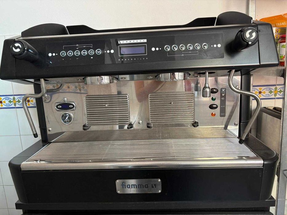 máquina de café expresso comercial com 2 cabeças