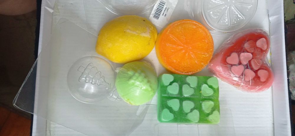 Формочки для виготовлення мила або шоколаду.