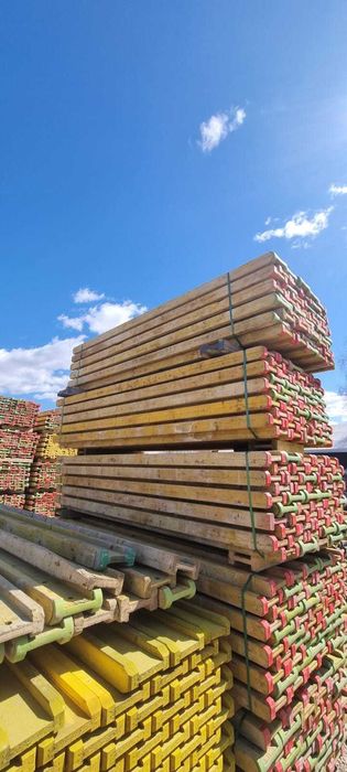 Stemple budowlane szalunki stropowe. Podpory metalowe głowice trojnogi