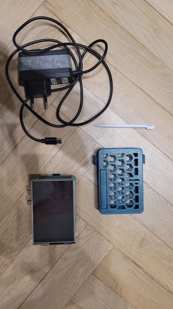 Raspberry Pi 4 zestaw z obudową + ekran 3,5 oraz DAC IQaudIO
