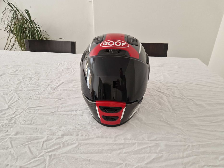 Capacete ROOF RO200 em carbono, tamanho M, pesa apenas 1090g