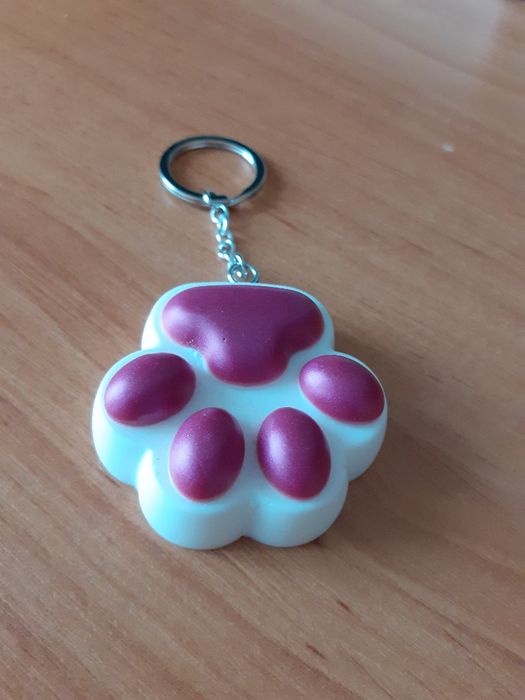 Łapka kocia. Brelok na klucze, do plecaka.