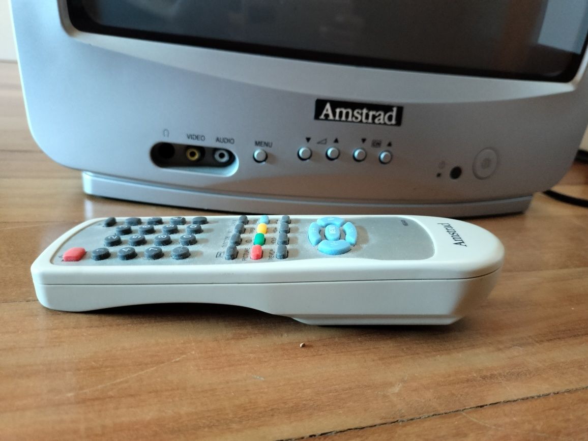 Televisão Amstrad, écran 35 cm, com comando