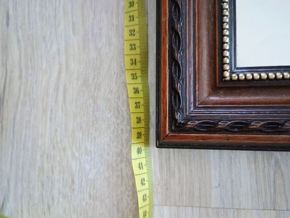 Lustro z drewnianą ramą i faza lustra