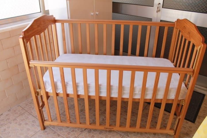 Berço de bebê de madeira 100x70