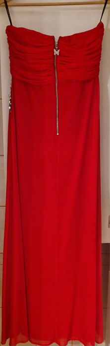 Czerwona długa sukienka