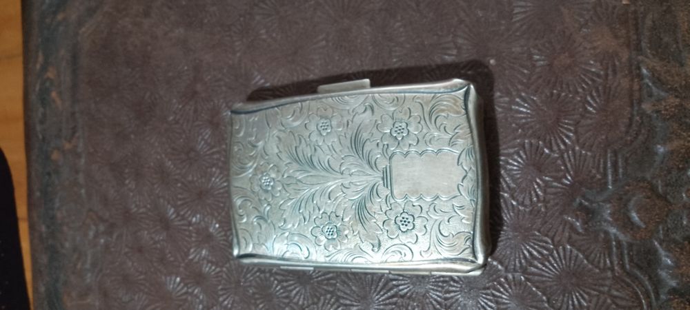 Damska papierośnica.