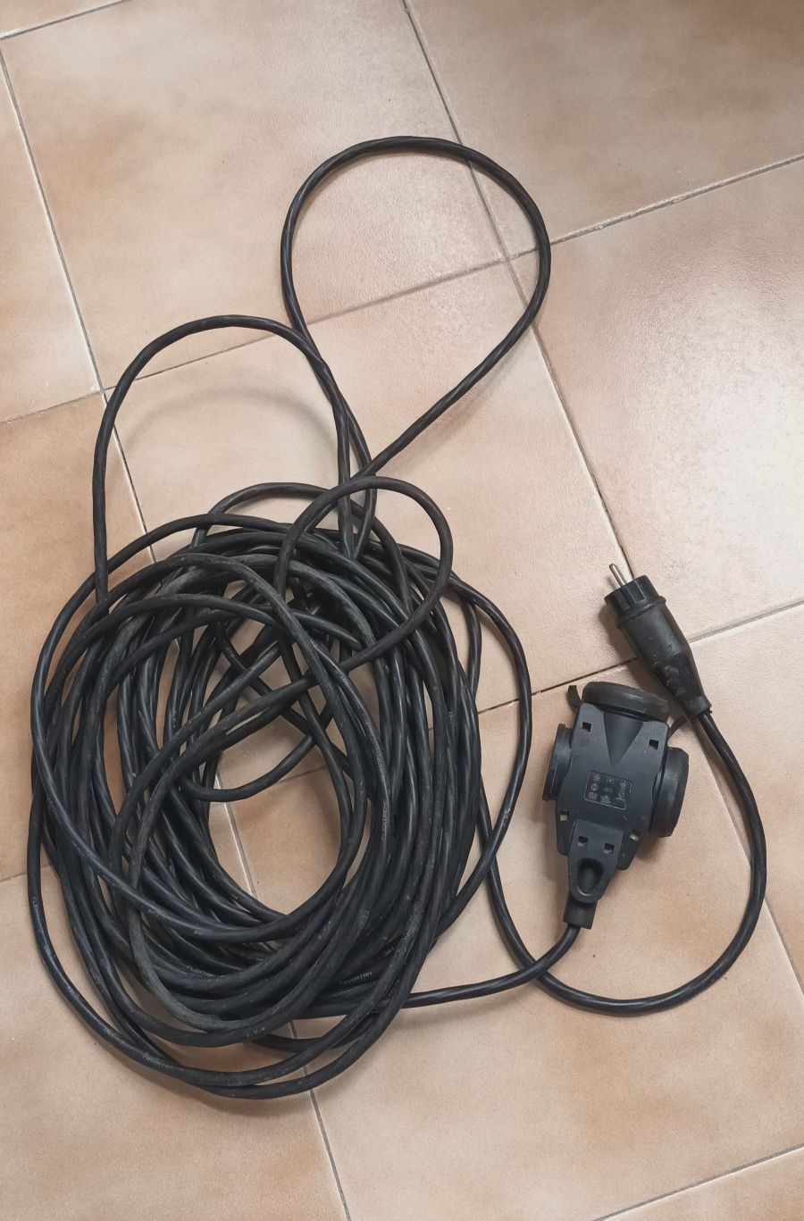 Extensão elétrica borracha 17,5m com 3 tomadas