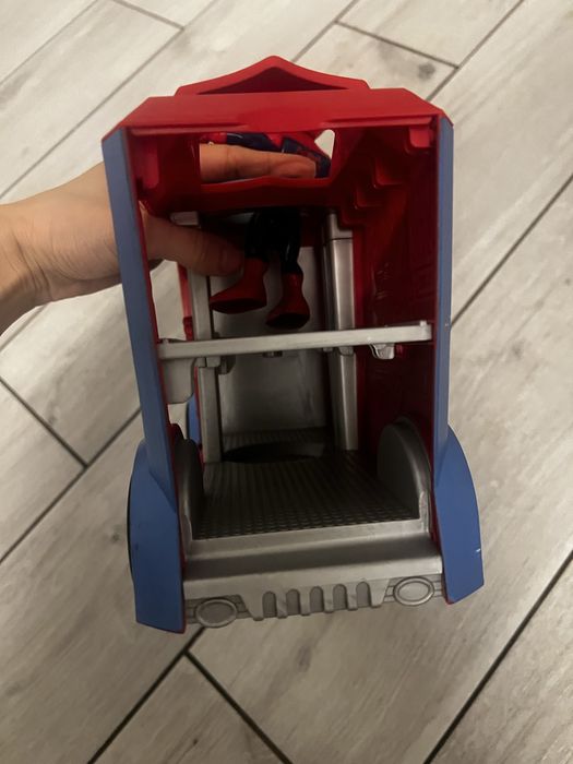 Машина чоловік паук marvel трейлер парковка