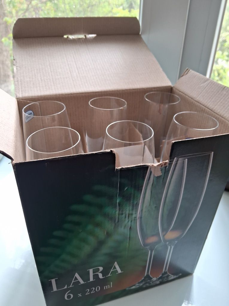 Набор бокалов для шампанского в отличном состоянии в коробке