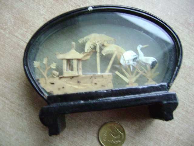 Starocie z PRL - Obrazek z rzeźbionego korka za szkłem TANIO