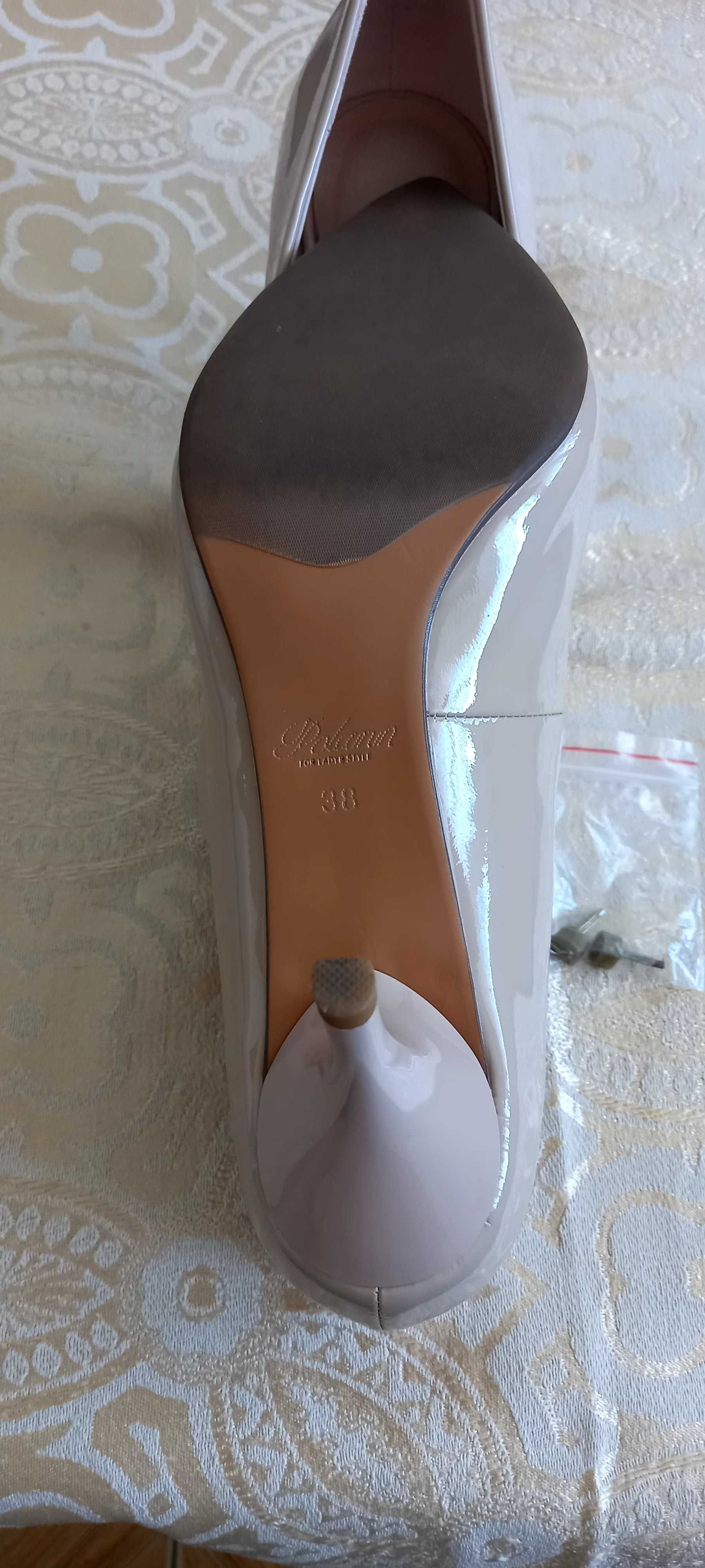 Продам лаковые туфли