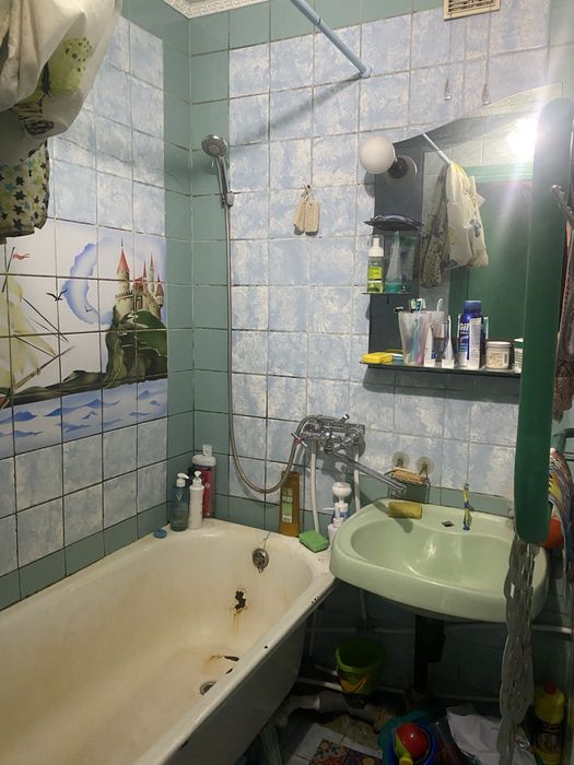 Продаи 3-х кім.кв з меблями та побутовою на 4-м районі.